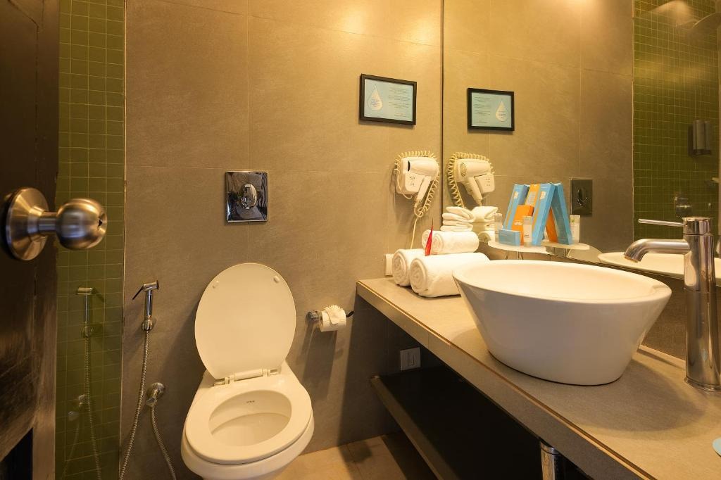 هتل ویسپرینگ پالمز